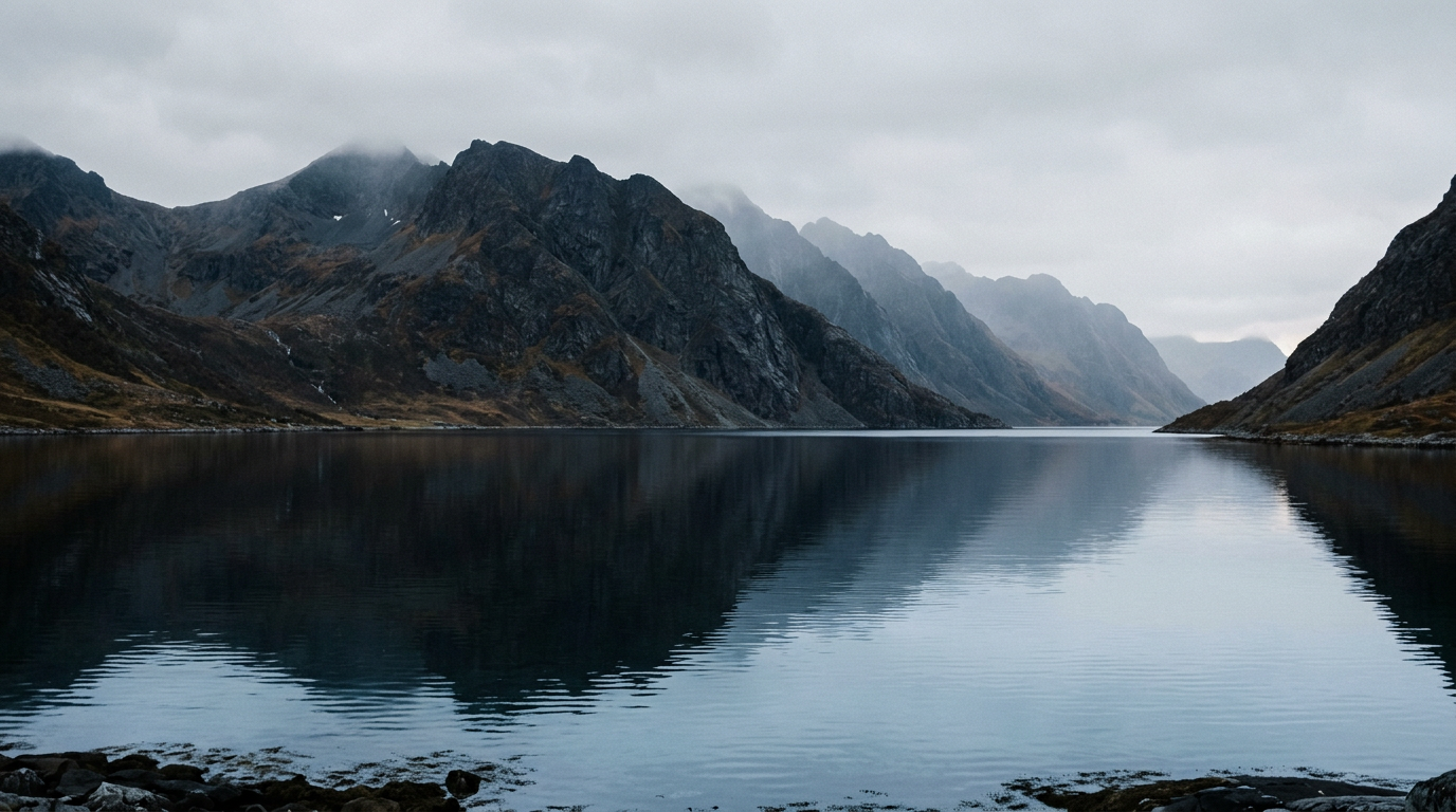 Nordnorsk landskap ved Bjerkvik — mørke fjell og stille vann